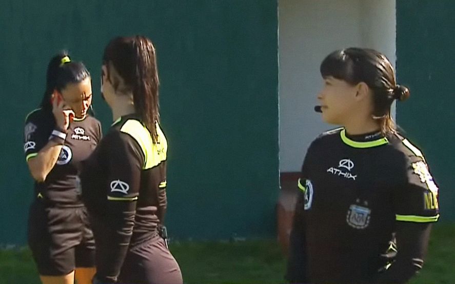 María Estefanía Pinto dialoga con gente de AFA segundos antes de dar por suspendido el partido entre Ferro y Estudiantes por la fecha 15 del fútbol femenino.
