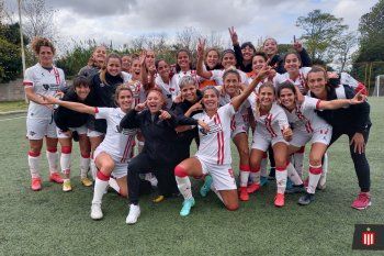El fútbol femenino de Estudiantes festejó en Agronomía.