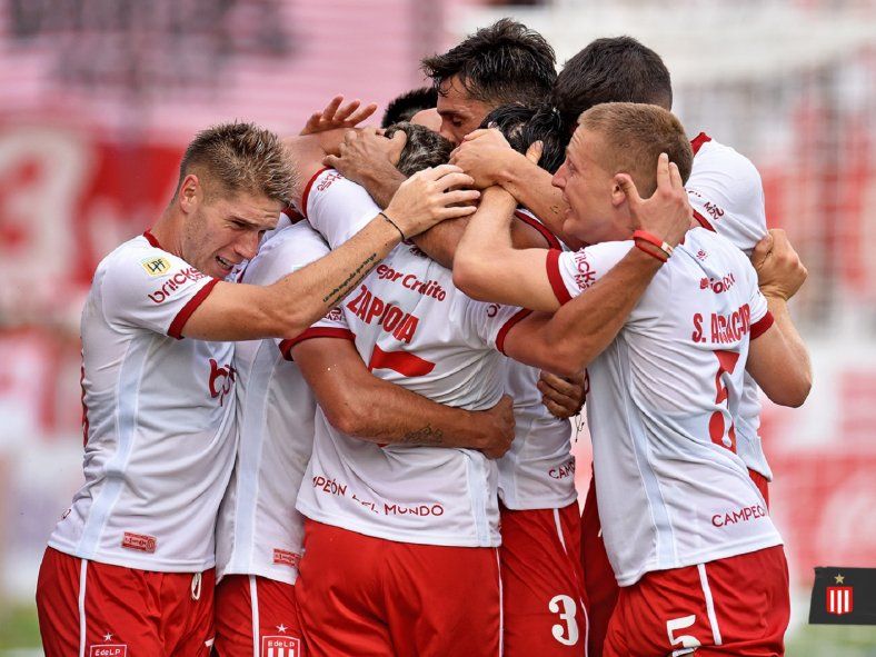 Estudiantes festeja su victoria ante Independiente de Chivilcoy, en el debut de la Copa Argentina