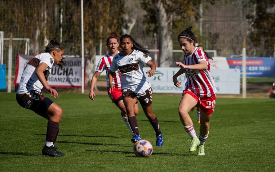 Juana Porta lleva la pelota en Estudiantes vs. Platense. (Foto: prensa EDLP)