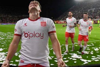 Benjamín Rollheiser festeja su golazo ante Barracas Central.