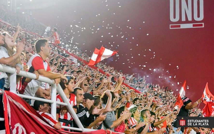 Hinchada de Estudiantes en UNO