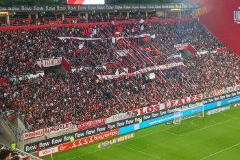 La hinchada de Estudiantes cantó contra la policía tras la represión en el Bosque.