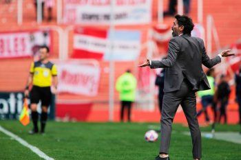 Eduardo Domínguez lleva cuatro derrotas consecutivas en clásicos. La más reciente, al frente de Estudiantes.