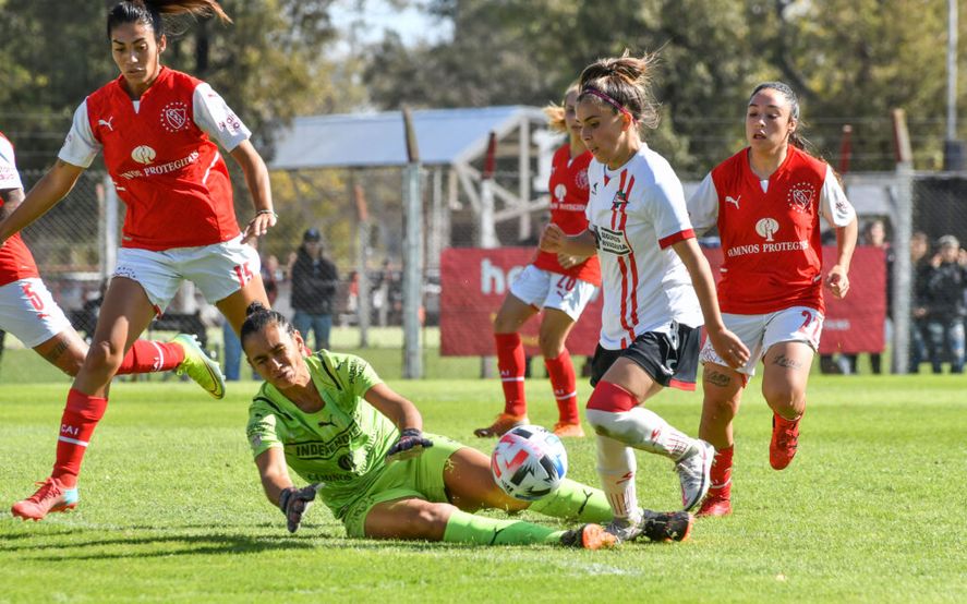 El fútbol femenino de Estudiantes se hizo fuerte ante Independiente (Foto: Prensa EDLP).