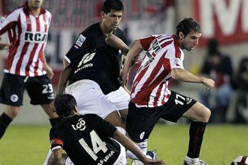 Libertad es el equipo paraguayo ante el cual más jugó Estudiantes.