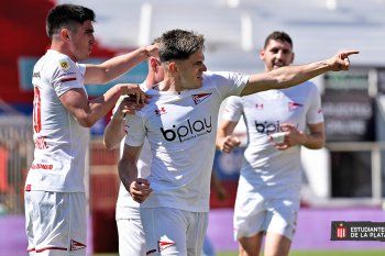 Manuel Castro festeja el primer gol de Estudiantes frente a Uniรณn. Manuel Castro festeja el primer gol de Estudiantes frente a Uniรณn.
