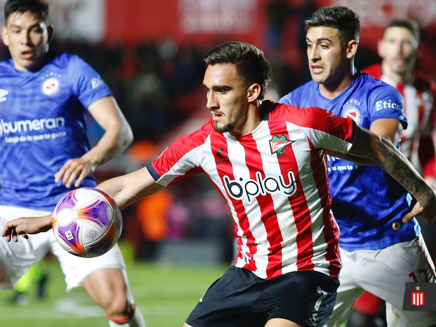 Mauro Méndez en acción en Argentinos vs. Estudiantes (Foto: prensa EDLP).