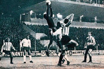 Estudiantes y Nacional en acción en la Copa Libertadores de 1969.