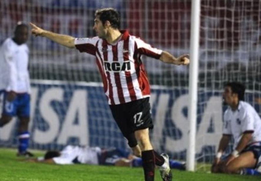 En 2009 Estudiantes ganó en Uruguay y avanzó a la Final.