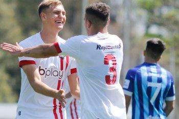 Mateo Pellegrino festeja uno de sus goles para la Reserva de Estudiantes (Foto: prensa EDLP).