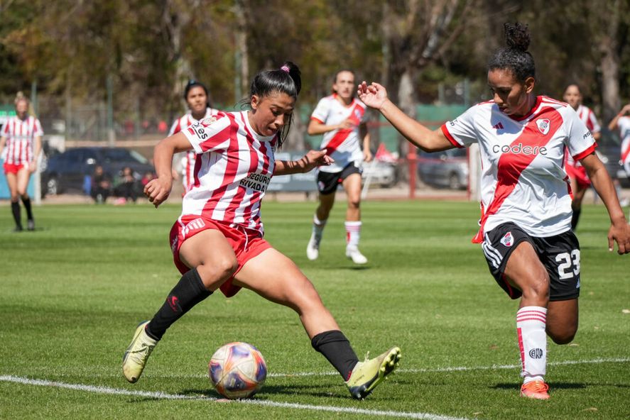 Estudiantes descendió a tres fechas del final en el fútbol femenino de AFA. Estudiantes descendió a tres fechas del final en el fútbol femenino de AFA.