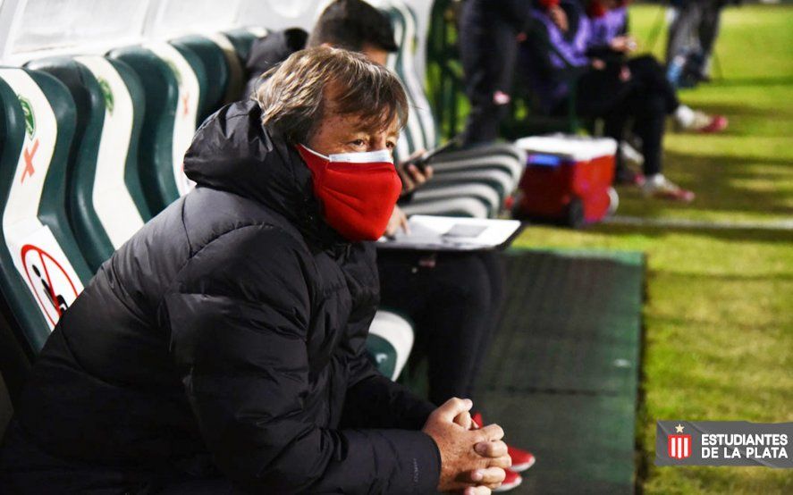 Ricardo Zielinski en el banco de suplentes en Sarmiento vs. Estudiantes.