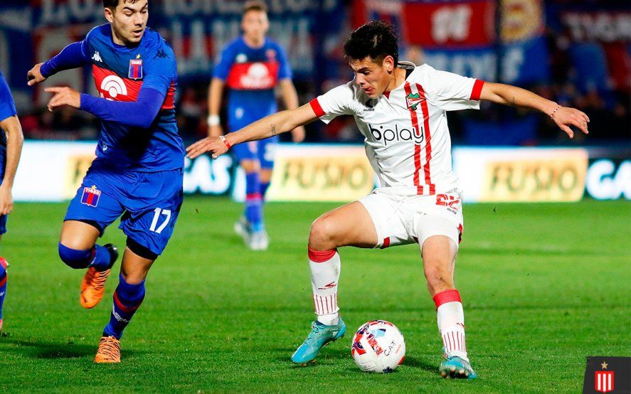 Franco Zapiola en acción en la visita de Estudiantes a Tigre.