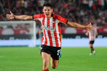 Franco Zapiola festeja un nuevo gol junto a Estudiantes.