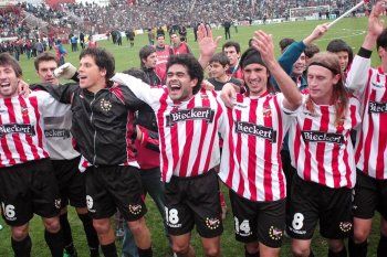 Los festejos de Estudiantes en su última victoria en 1 y 57.