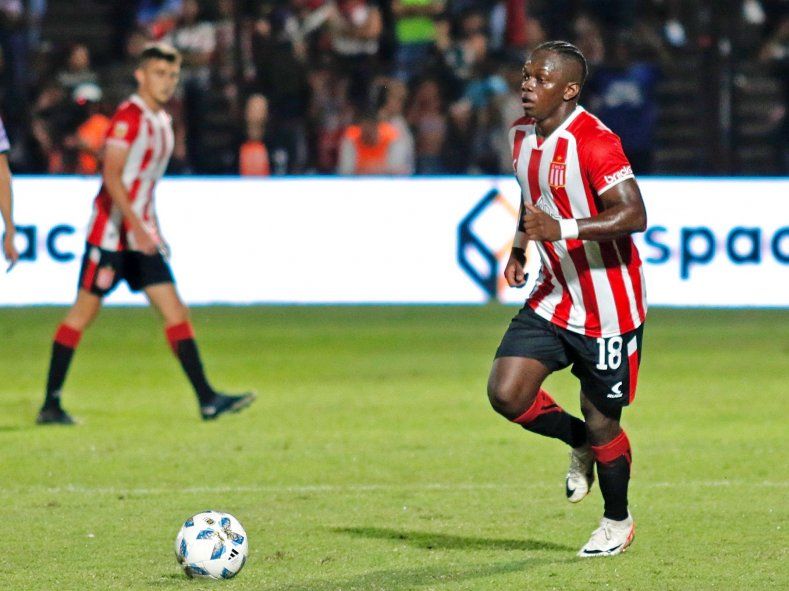 Edwuin Cetré con la camiseta de Estudiantes. Edwuin Cetré con la camiseta de Estudiantes.