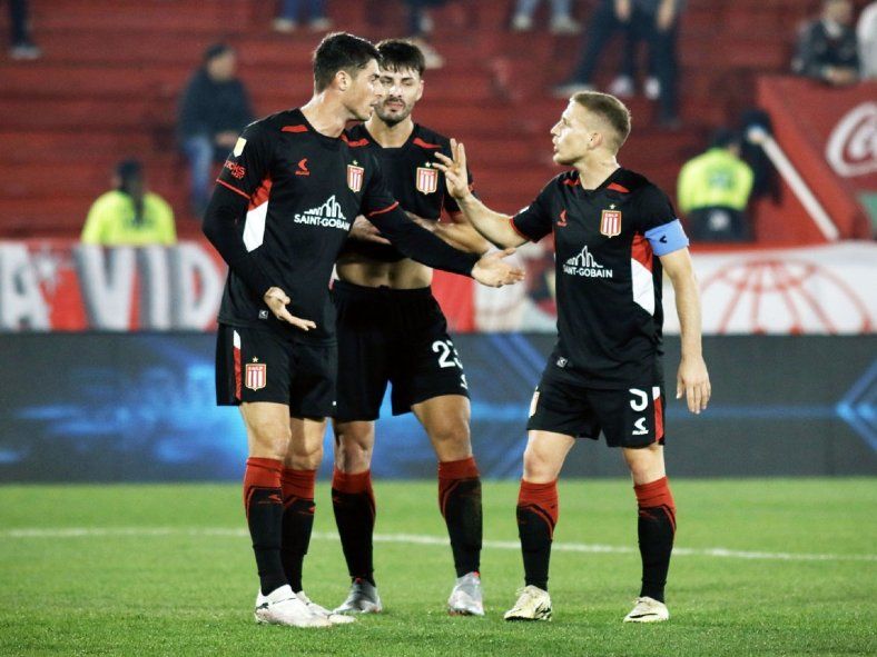 Luciano Giménez, con la 23, en su debut en Estudiantes