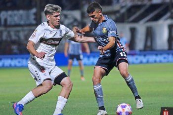 Gastón Benedetti en la visita de Estudiantes a Platense por la Liga Profesional (Foto: Prensa EDLP)