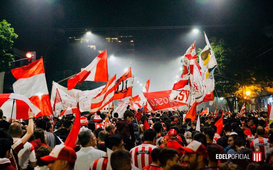 Caravana de hinchas de Estudiantes a UNO