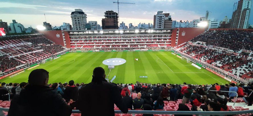 Los hinchas de Estudiantes volvieron a decir presente en UNO