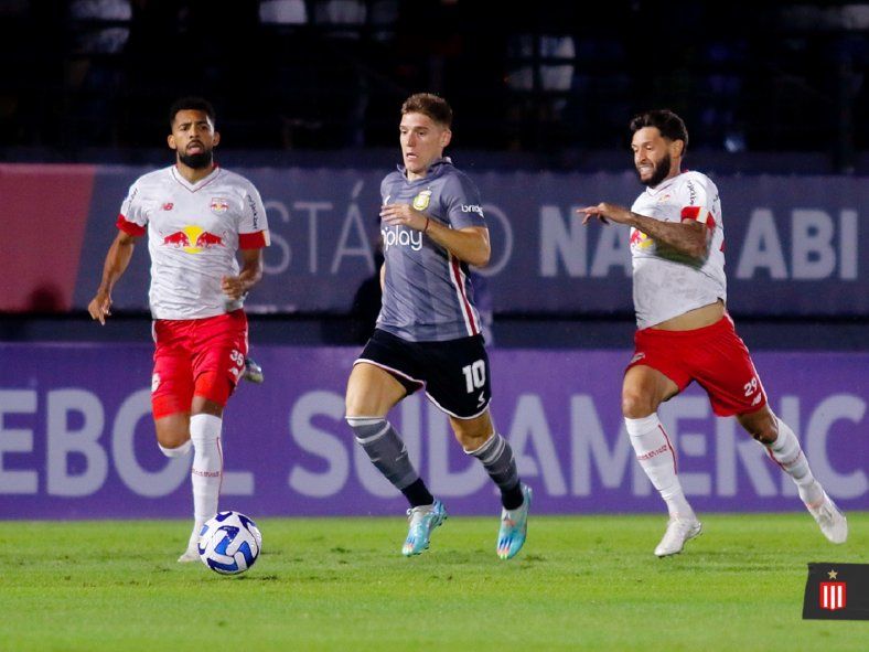 Benjamín Rollheiser conduce la contra de Estudiantes ante Bragantino, por Copa Sudamericana (Foto: Prensa EDLP)