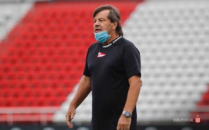 Ricardo Zielinski en UNO al dirigir su primer amistoso en Estudiantes