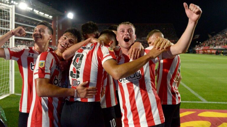 Estudiantes venció a Vélez y ve de cerca la Libertadores