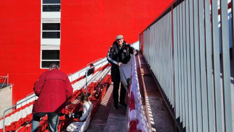 Llevo a Estudiantes a la cima del Mundo, y a los 80 años fue a ayudar a colgar las banderas en UNO