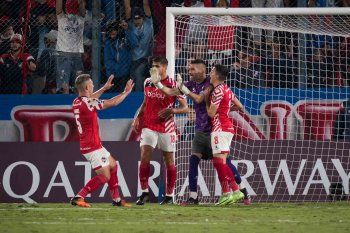 Mariano Andújar saludado por sus compañeros al atajar el penal que salvó a Estudiantes ante Nacional