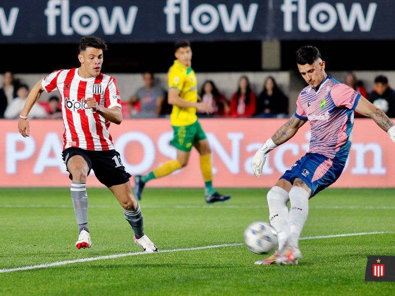Franco Zapiola en el partido entre Estudiantes y Defensa y Justicia por la Copa de la Liga Profesional Franco Zapiola en el partido entre Estudiantes y Defensa y Justicia por la Copa de la Liga Profesional