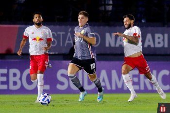 Benjamín Rollheiser conduce la contra de Estudiantes ante Bragantino, por Copa Sudamericana (Foto: Prensa EDLP)