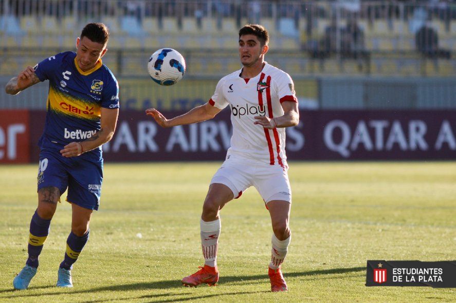 Del Prete en acción en el duelo de ida entre Everton y Estudiantes.