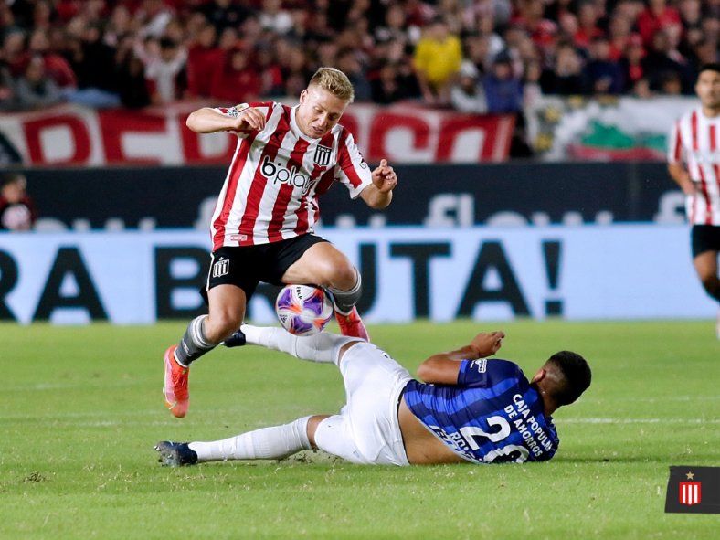 Santiago Ascacibar en Estudiantes ante Atlético Tucumán por la Liga Profesional (Foto: Prensa EDLP)