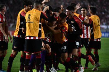 Los jugadores de Estudiantes festeja el gol de Leandro Díaz y la clasificación a la próxima fase de la Copa Libertadores