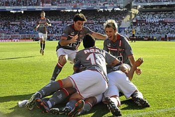 Rodrigo Braña en el festejo de gol de Estudiantes ante River en la goleada en el Monumental en el 2010