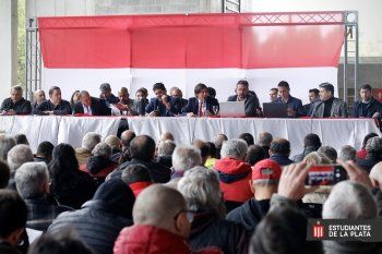 Estudiantes, la comisión directiva junto a los socios en la Asamblea