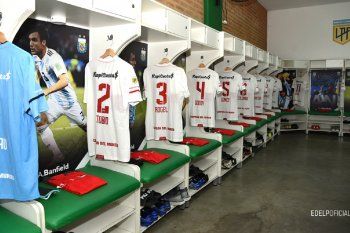 estudiantes al vestuario visitante y los hinchas explotaron en las redes