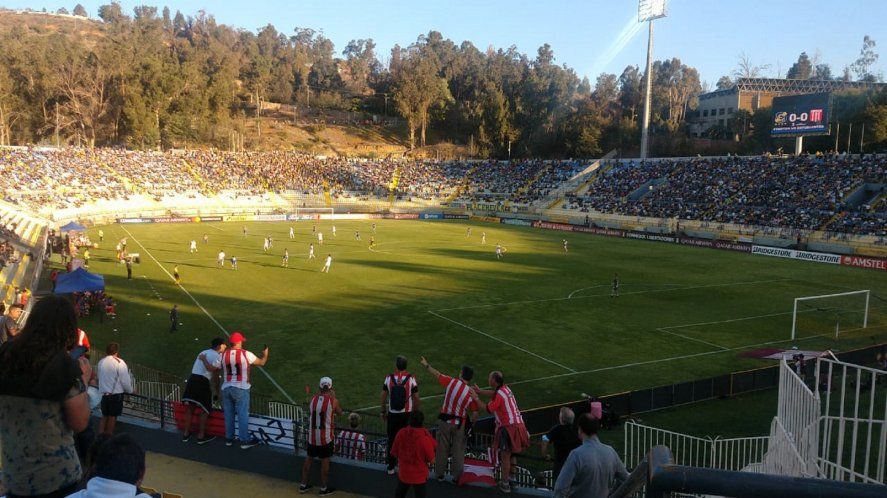 Hinchas de Estudiantes en Viña del Mar, Chile, viendo a Estudiantes ante Everton