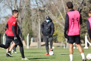 Ricardo Zielinski siguiendo de cerca el entrenamiento de Estudiantes (Prensa EDLP)