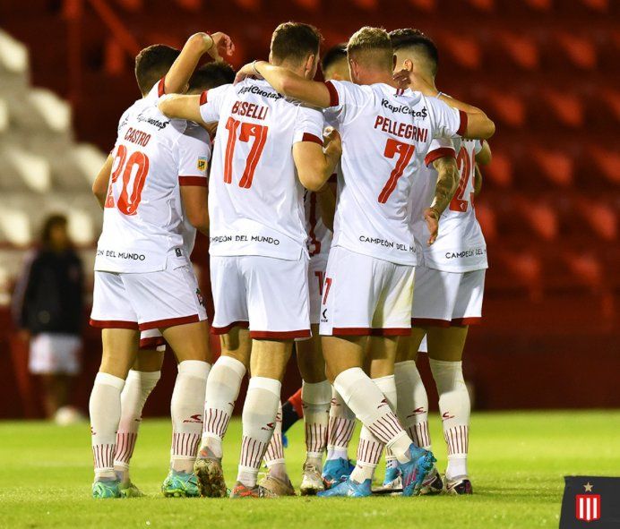 El Estudiantes de Zielinski festeja su goleada ante Barracas Central por la Copa de la Liga.