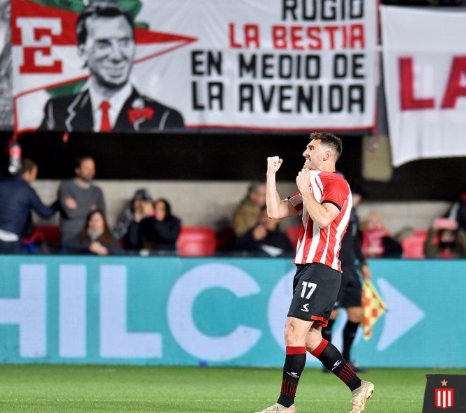 Mauro Boselli festeja su gol en Estudiantes