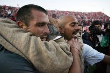 Leandro Benítez junto a Alejandro Sabella y Juan Sebastián Verón en Estudiantes