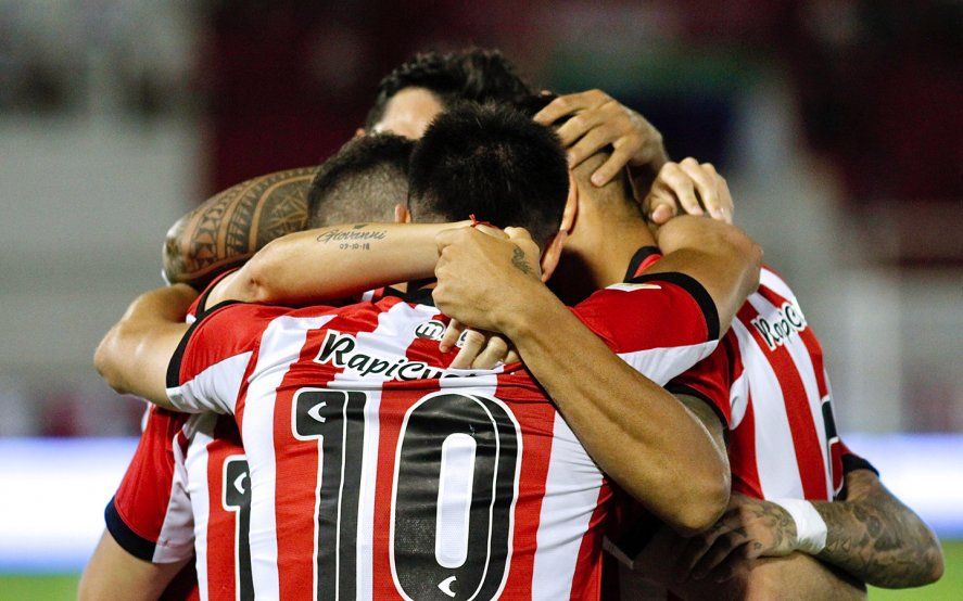 Estudiantes festejó la victoria ante Huracán por la Copa de la Liga