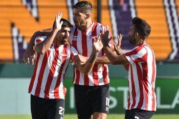 Leandro Díaz y Martín Cauteruccio festejan un gol en Estudiantes junto a Fabián Noguera
