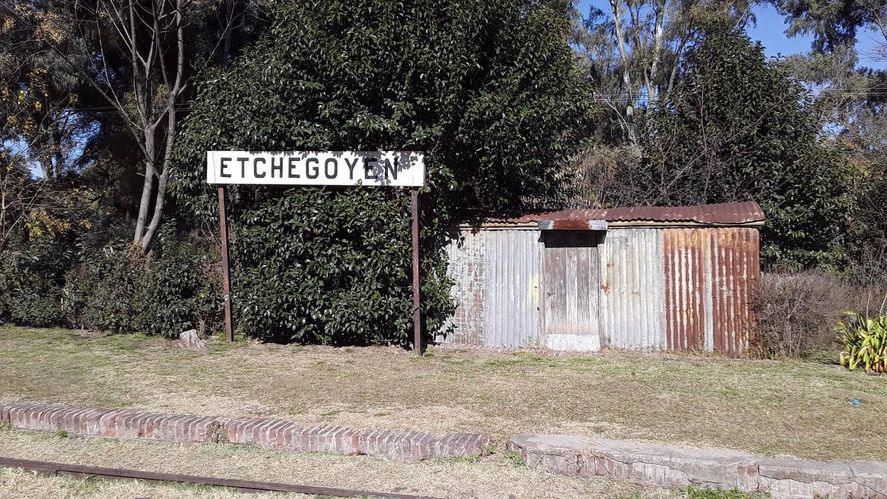 Etchegoyen es un pequeño pueblo de 50 habitantes perteneciente al partido de Exaltación de la Cruz, donde vive el mito de que allí Carlos Gardel les brindó un recital. 