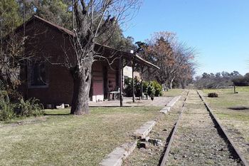 etchegoyen, un pueblo bonaerense de 50 habitantes donde un dia canto gardel