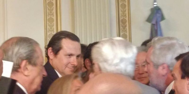 El saludo de Camilo Etchevarren a Julio Conte Grand, al momento de asumir en 2017 (Foto: Prensa Dolores)