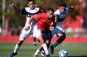 Gimnasia lo ganaba en Villa Domínico pero Independiente lo igualó en la última.