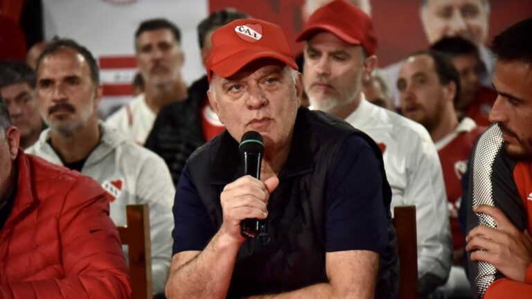 Independiente: Néstor Grindetti asumió en un clima raro